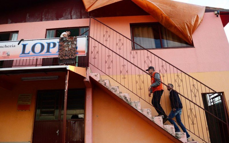 Casas destelhadas em Caxias do Sul 