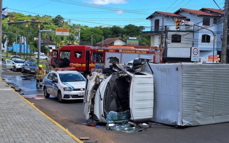 Colisão com carro e caminhão no limite entre Novo Hamburgo e Campo Bom | abc+