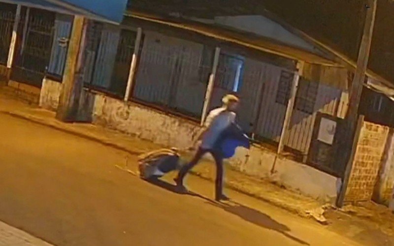 Câmera de segurança flagrou momento em que homem passa com mala; para a Polícia, corpo de vítima estava dentro | abc+