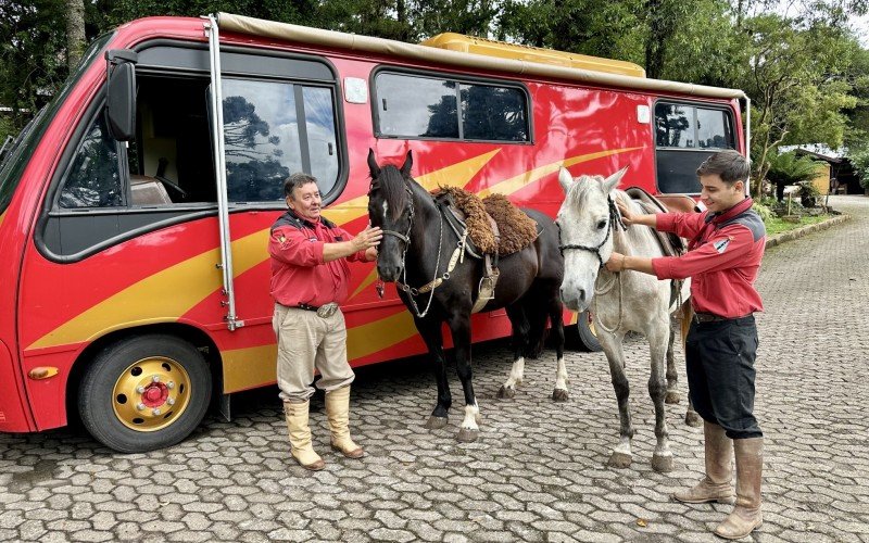 Avô e neto são laçam em rodeios pelo Estado