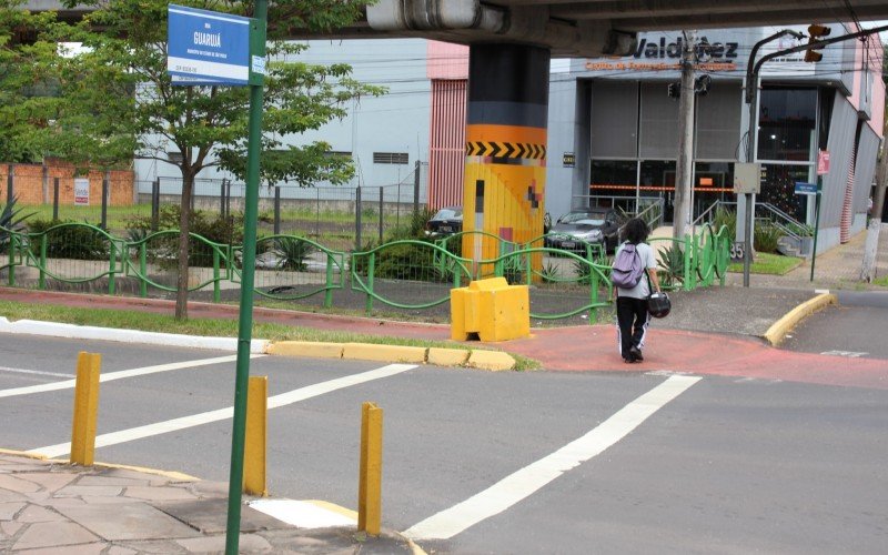 Ciclovia da Avenida NaÃ§Ãµes Unidas, no cruzamento com a Rua GuarujÃ¡