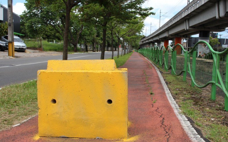 Ciclovia da Avenida NaÃ§Ãµes Unidas, no cruzamento com a Rua GuarujÃ¡