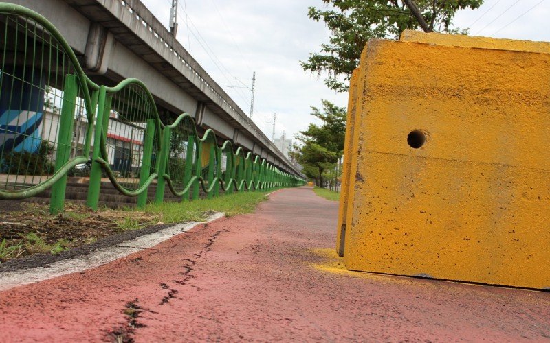 Ciclovia da Avenida NaÃ§Ãµes Unidas, no cruzamento com a Rua GuarujÃ¡