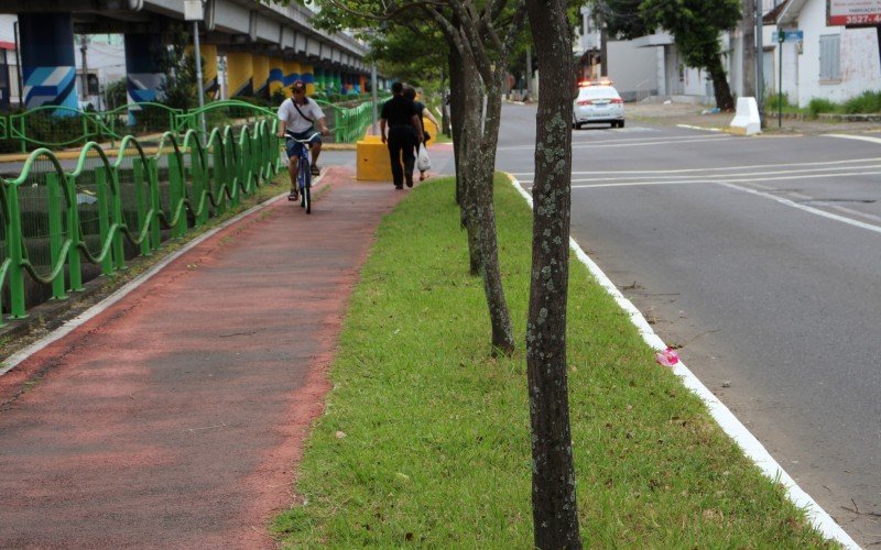 Ciclovia da Avenida NaÃ§Ãµes Unidas, no cruzamento com a Rua GuarujÃ¡