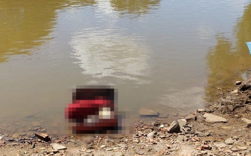 CORPO EM MALA: Cadáver é encontrado às margens do Rio dos Sinos