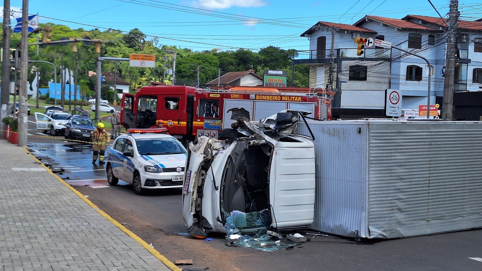 ACIDENTE DE TRÂNSITO: Colisão entre caminhão e carro deixa feridos no limite entre Novo Hamburgo e Campo Bom