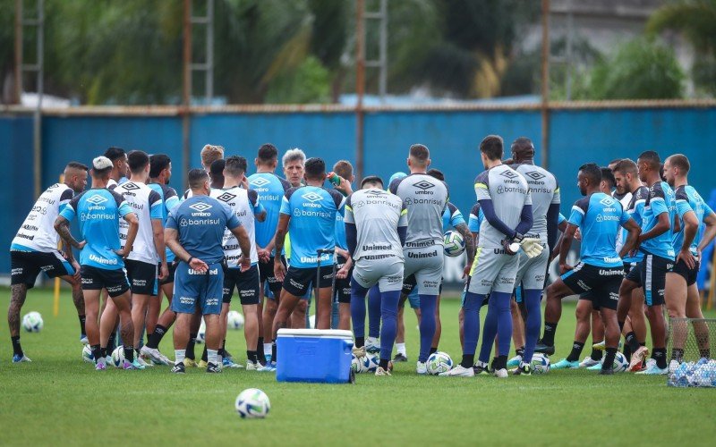 Elenco do Grêmio reunido no CT Luiz Carvalho | abc+