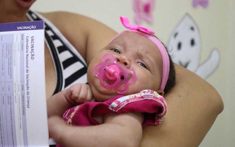 Melissa tem um mÃªs e jÃ¡ tomou as primeiras vacinas