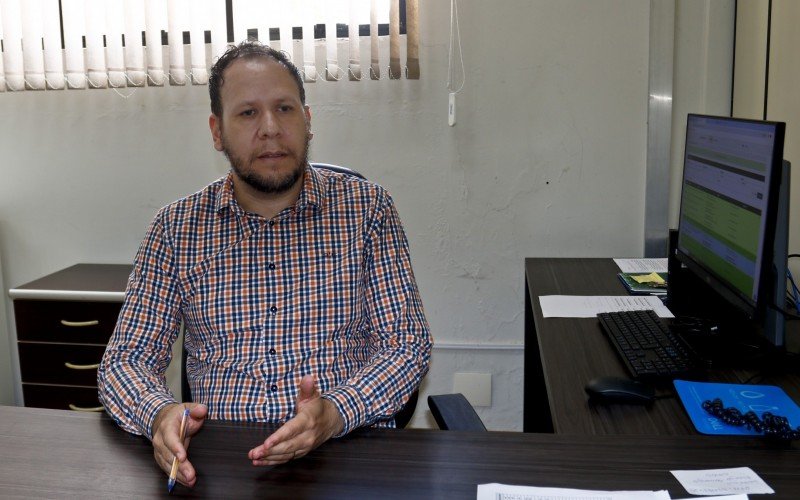 Luis Davi fazendo as contas para ajustar o orçamento do Município