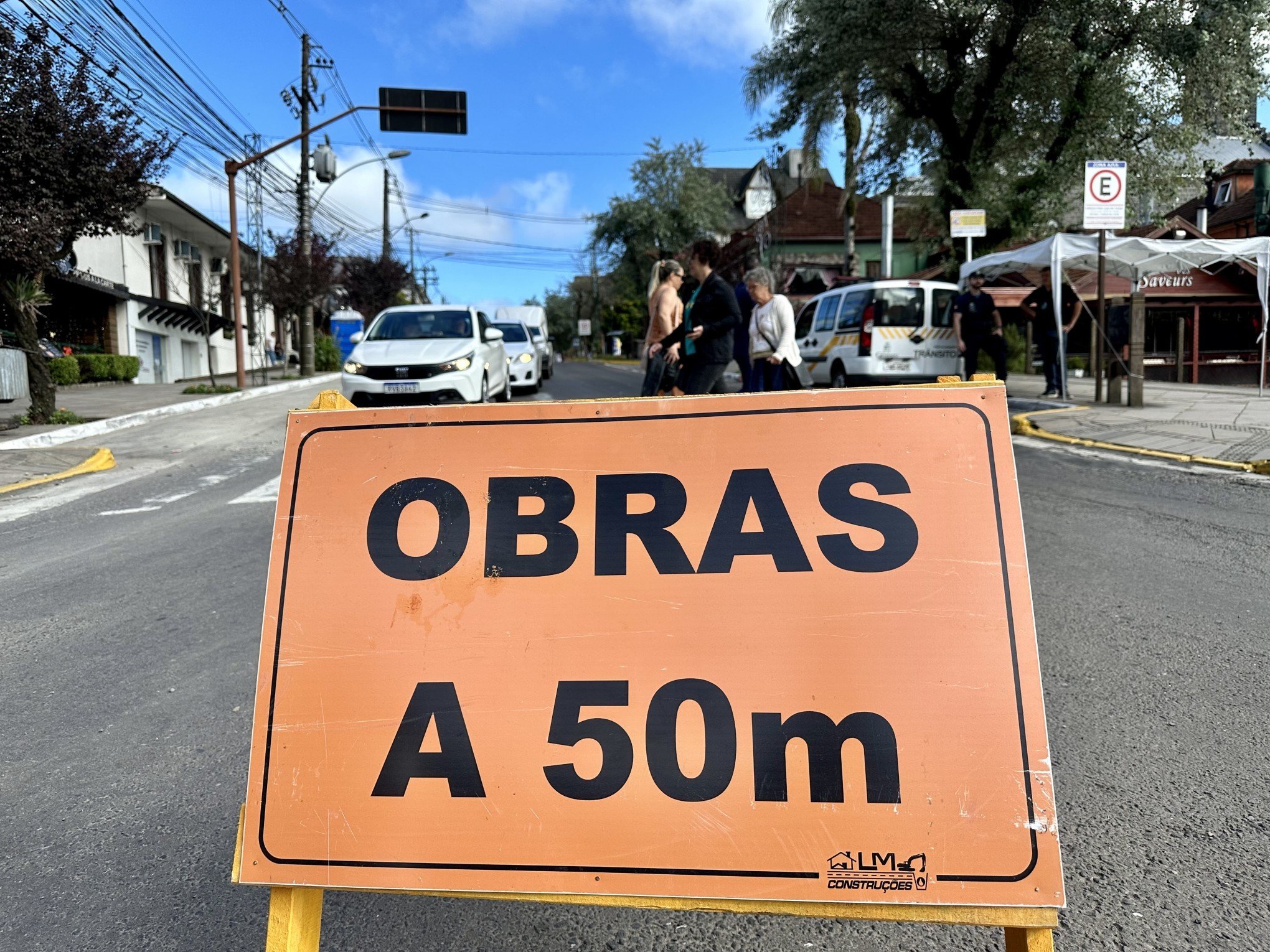 Obras de adutora na Avenida das Hortênsias são retomadas; veja como fica o trânsito