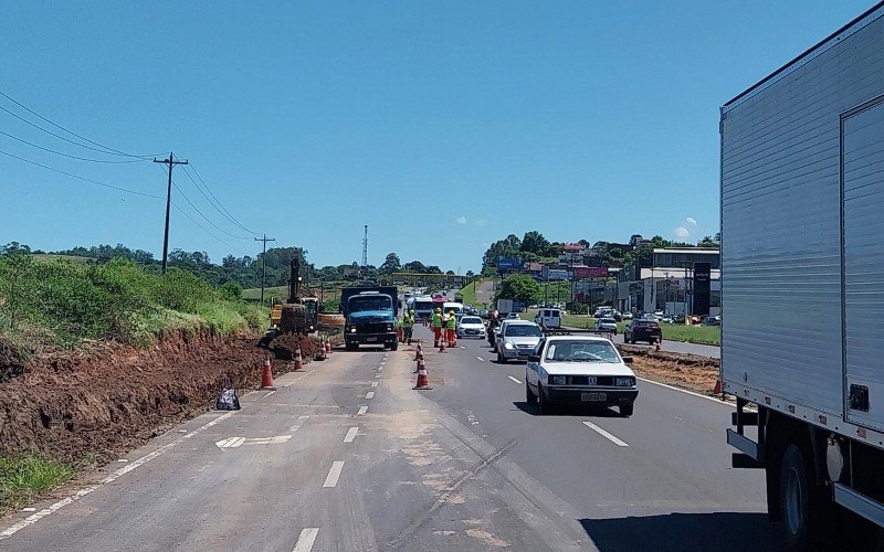 Obras na lateral da BR-116, em Novo Hamburgo, deixam o trânsito em meia pista  | abc+