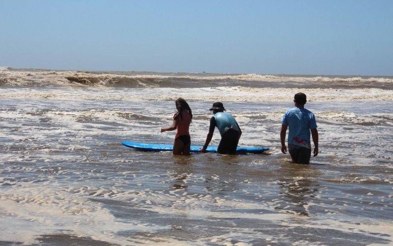 Aula de surf faz parte das atividades gratuitas | abc+