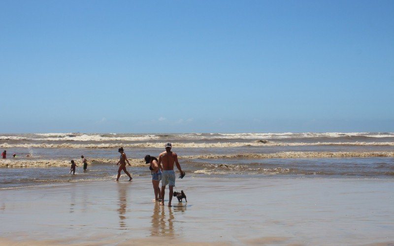 Marc escuro não espantou os veranistas no sábado de praia | abc+