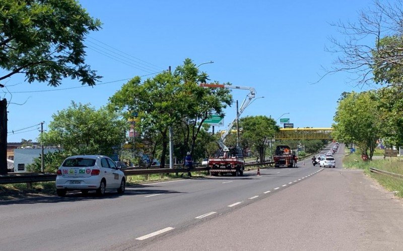 Equipes retiram luminÃ¡rias para a remoÃ§Ã£o de postes do canteiro central da BR-116, em Novo Hamburgo