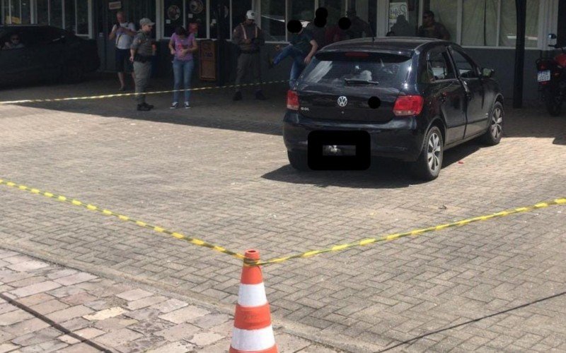 Corpo ficou no carro da criminalista, estacionado na frente de um restaurante na RS-122 | abc+
