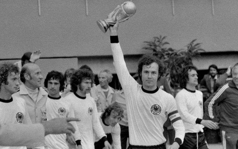 Franz Beckenbauer com o troféu da Copa do Mundo de 1974 | abc+