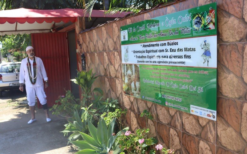 Ilê do babalorixá Marcello D'Ògún foi alvo de intolerância religiosa; trio ameaçou tocar pedra em fachada de vidro