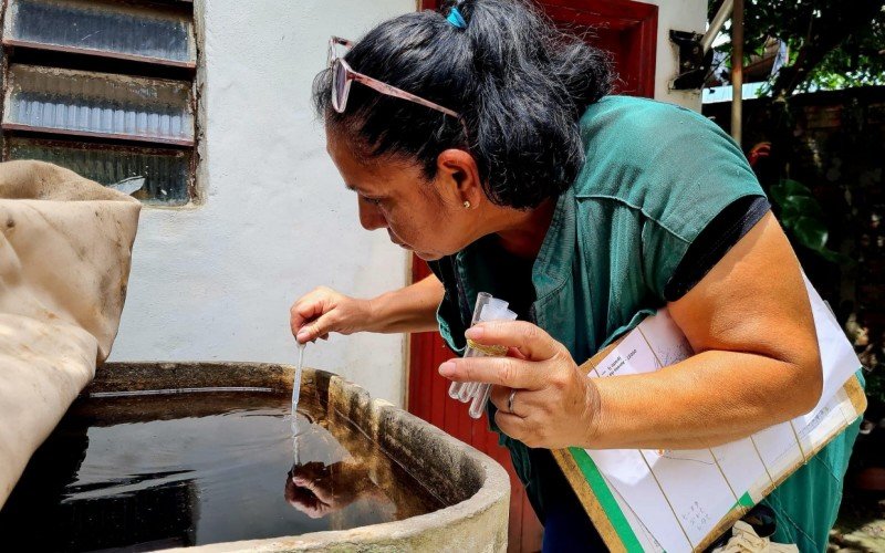 Para a realização do LIRAa, agentes visitam casas e coletam amostras de água parada 