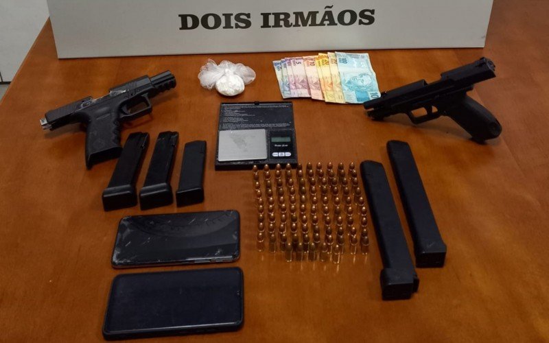 Com o agressor foram apreendidas duas pistolas, balança de precisão, munição, celulares e dinheiro | abc+