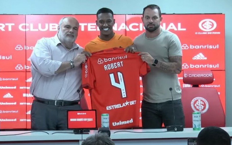 Roberto Renan recebeu a camisa 4 do vice de futebol Felipe Becker e do gerente esportivo Magrão | abc+