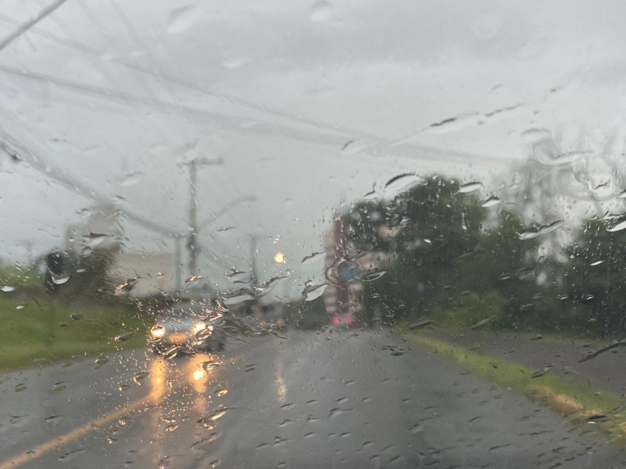 PREVISÃO DO TEMPO: Chuva forte e vento devem marcar o fim de semana no RS; saiba até quando seguem alertas do Inmet