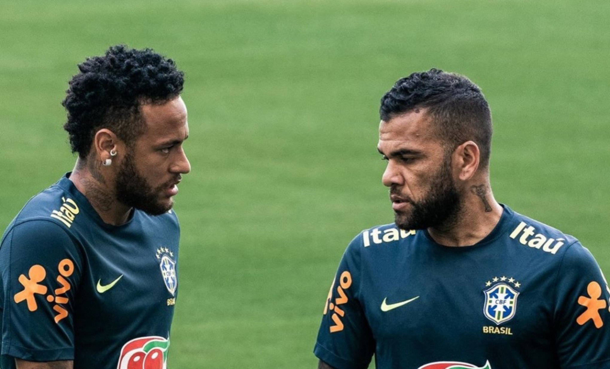 Neymar presta ajuda financeira a Daniel Alves; saiba motivo