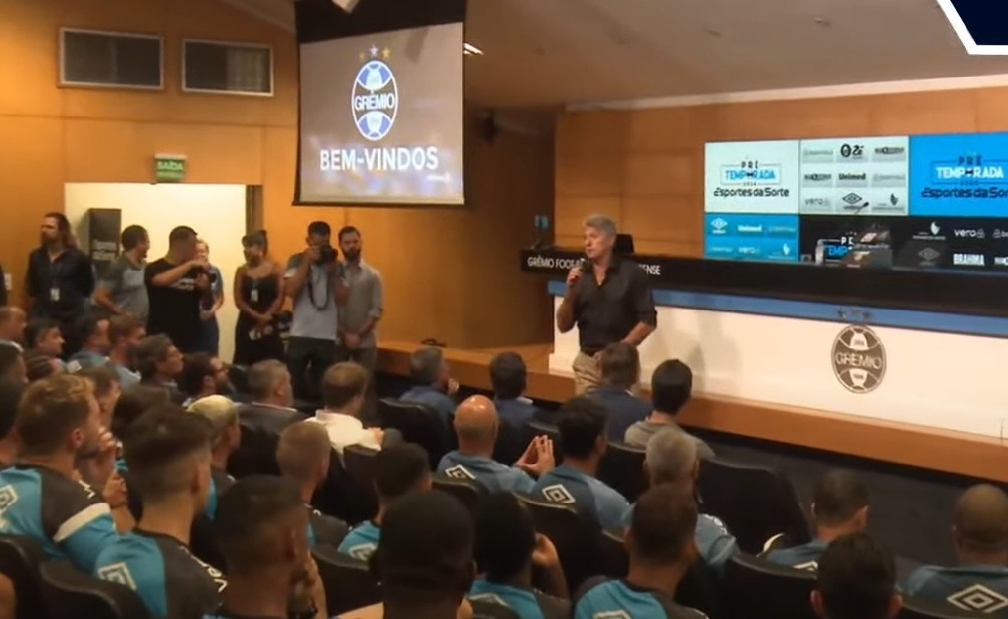 "Nossa responsabilidade aumenta ainda mais", diz Renato na reapresentação do Grêmio