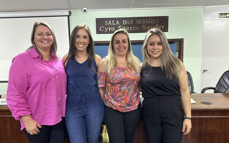 Lidi, Ana Júlia, Renata e Daiane são as quatro conselheiras empossadas em Canela