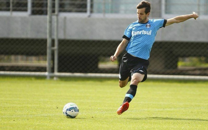 Magro em aÃ§Ã£o durante treino com o grupo profissional do GrÃªmio