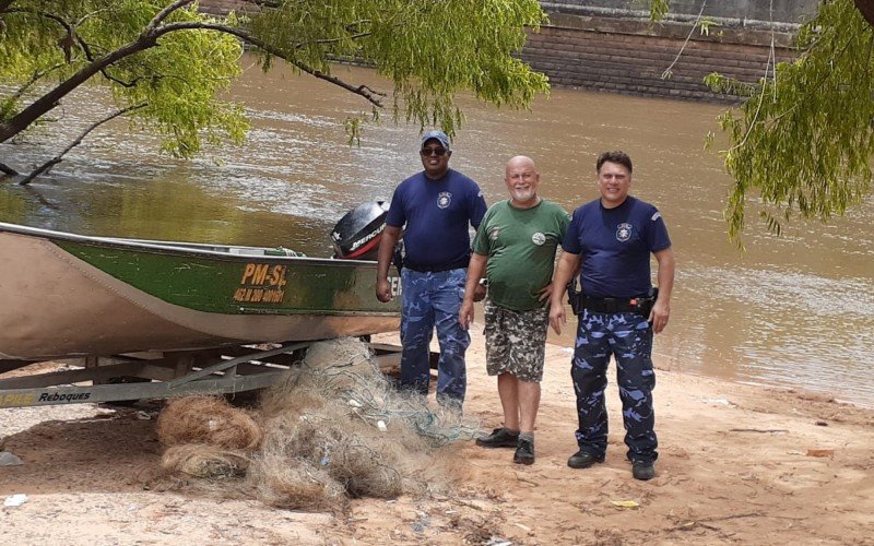 Na última fiscalização, GDA e Semmam recolheram 15 redes de pesca no Rio dos Sinos, em São Leopoldo