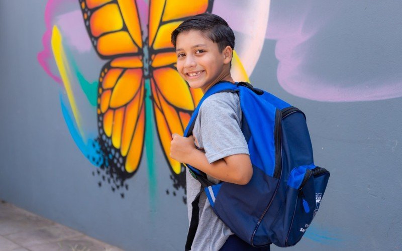 Em Sapucaia do Sul, alunos receberam kit completo de material escolar; além dos materiais, receberam mochila, tênis e uniformes