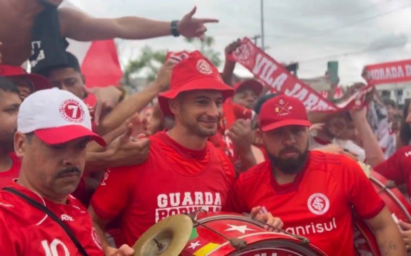 Lucas Alario com a torcida colorada | abc+