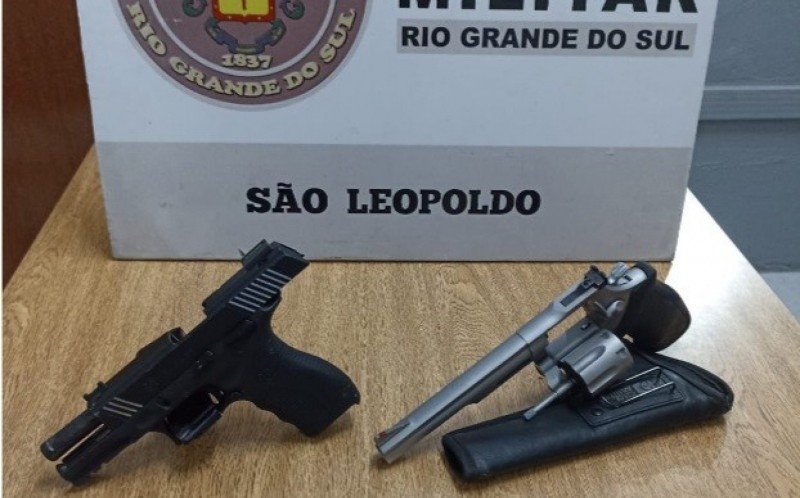 Armas foram apreendidas prÃ³ximo ao local do crime 