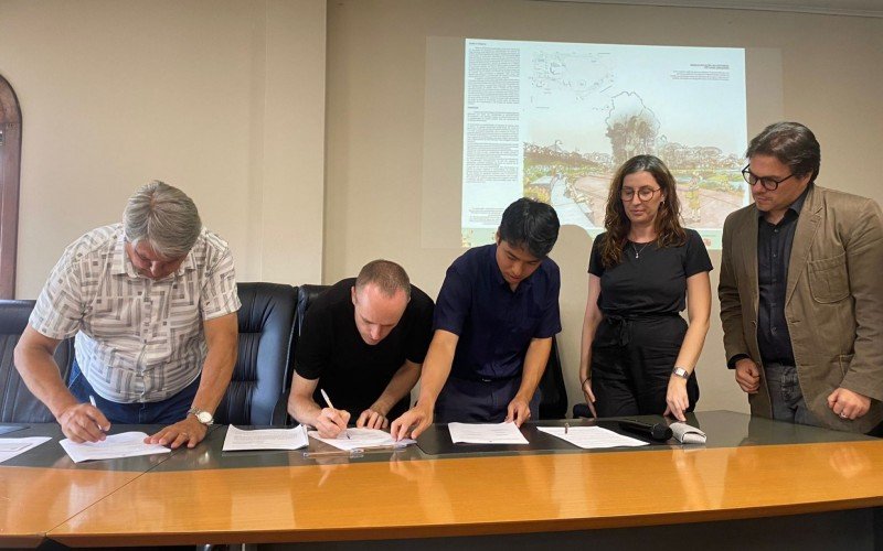 Assinatura do projeto vencedor de requalificação do Lago Joaquina Rita Bier