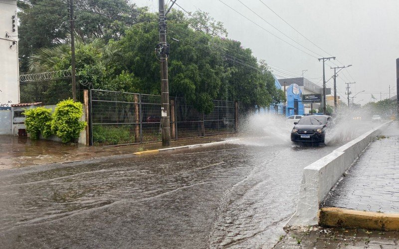 Alagamento na lateral da EstaÃ§Ã£o Fenac, em Novo Hamburgo