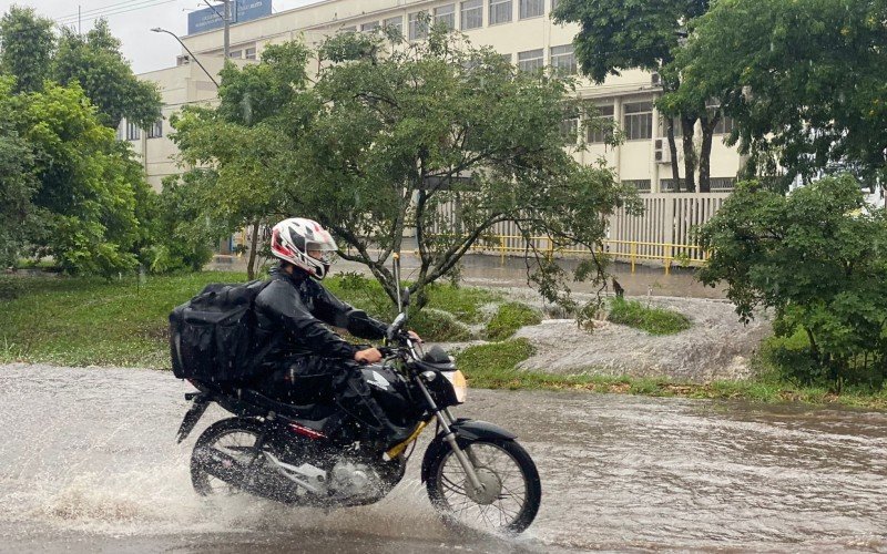 Alagamento nas proximidades do ColÃ©gio Marista Pio XII na Avenida Nicolau Becker, em Novo Hamburgo
