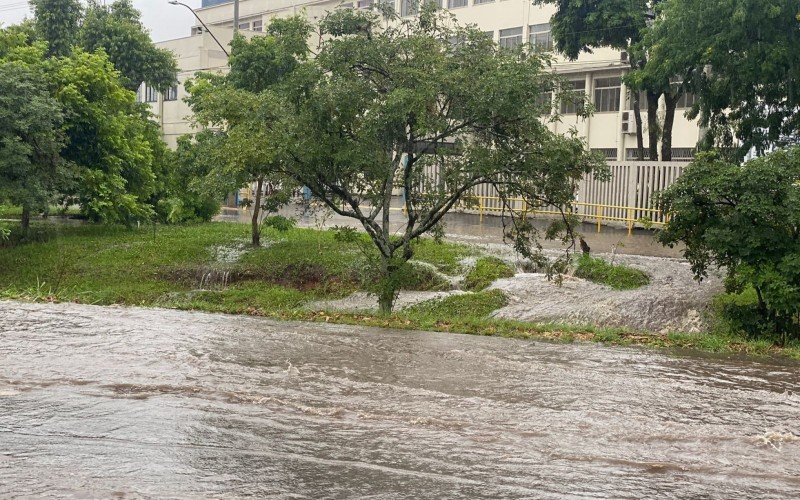 Alagamento nas proximidades do ColÃ©gio Marista Pio XII na Avenida Nicolau Becker, em Novo Hamburgo
