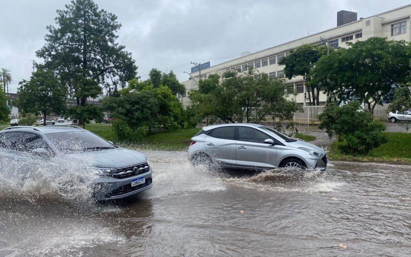 Alagamento nas proximidades do ColÃ©gio Marista Pio XII na Avenida Nicolau Becker, em Novo Hamburgo
