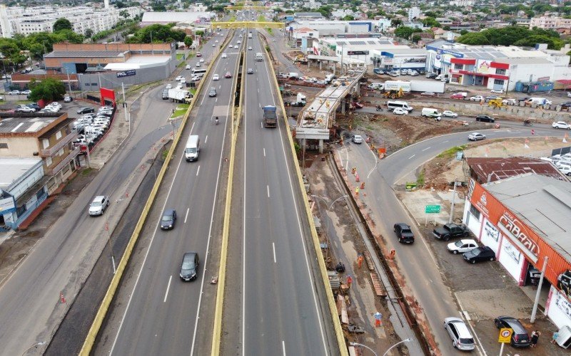 Andamento das obras da terceira faixa da BR-116, entre SÃ£o Leopoldo e Novo Hamburgo, e dos viadutos da RS-240, na Scharlau