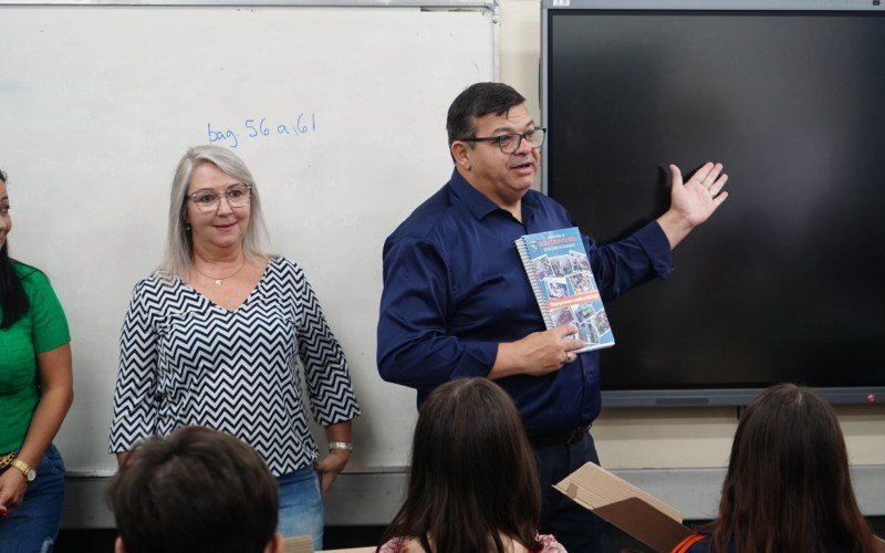 Secretária Djoidy Felipin ao lado do prefeito Volmir Rodrigues durante a entrega de telas interativas nas escolas | abc+