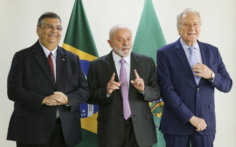 Dino, Lula e Lewandowski no anúncio feito nesta quinta-feira pelo presidente da República | abc+