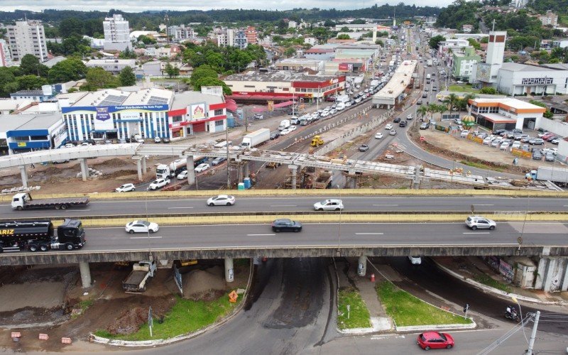 Os dois novos viadutos da RS-240, no bairro Scharlau, estÃ£o bem adiantados e tendÃªncia Ã© que os aterros das cabeceiras avancem a partir de agora