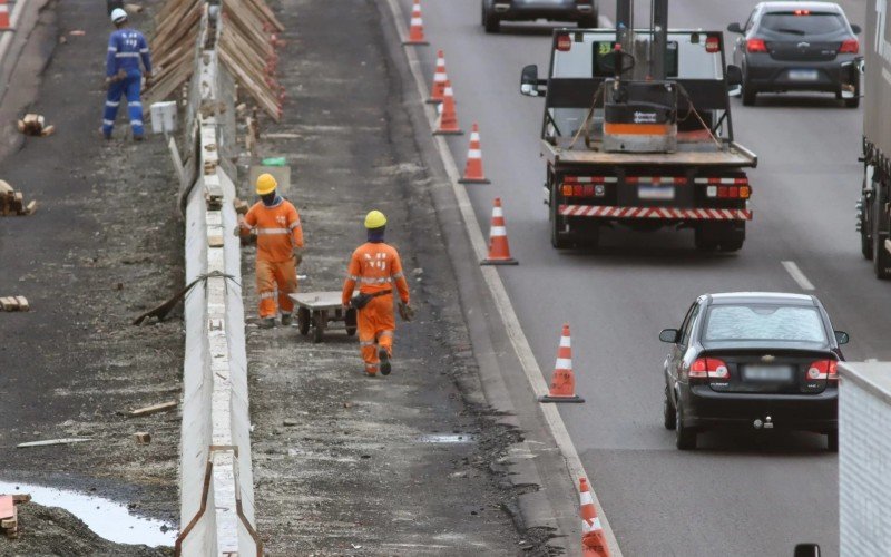 Obras de construÃ§Ã£o da terceira pista na BR-116, entre SÃ£o Leopoldo e Novo Hamburgo, e de novos viadutos na Scharlau