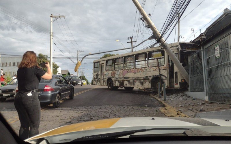 Ônibus invadiu residência na Serra  | abc+