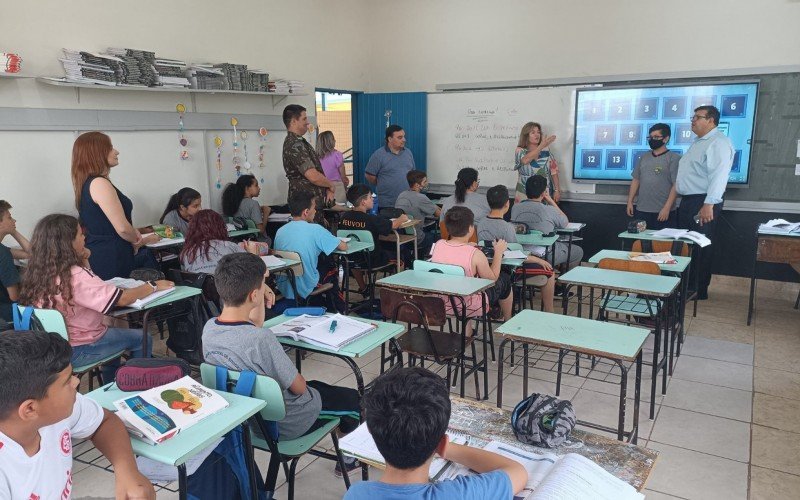 A implementação de salas de recursos multifuncionais, com telas interativas, está entre as ações que qualificaram a educação pública em Sapucaia do Sul | abc+