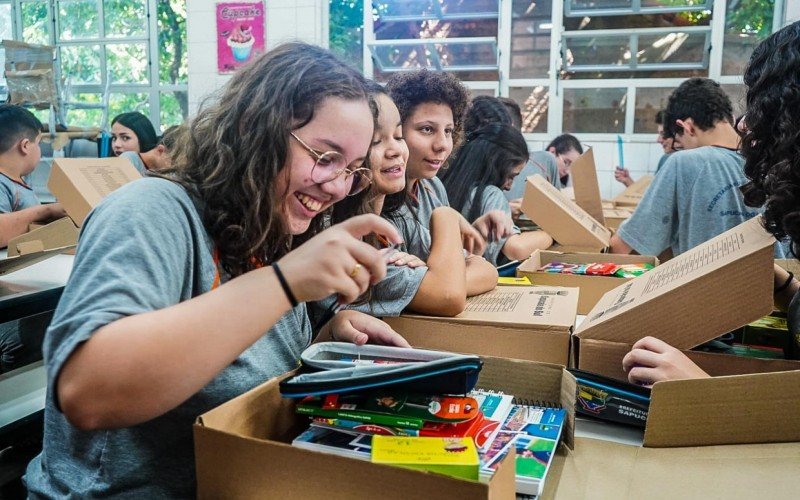 Alunos de Sapucaia receberam kit de material escolar