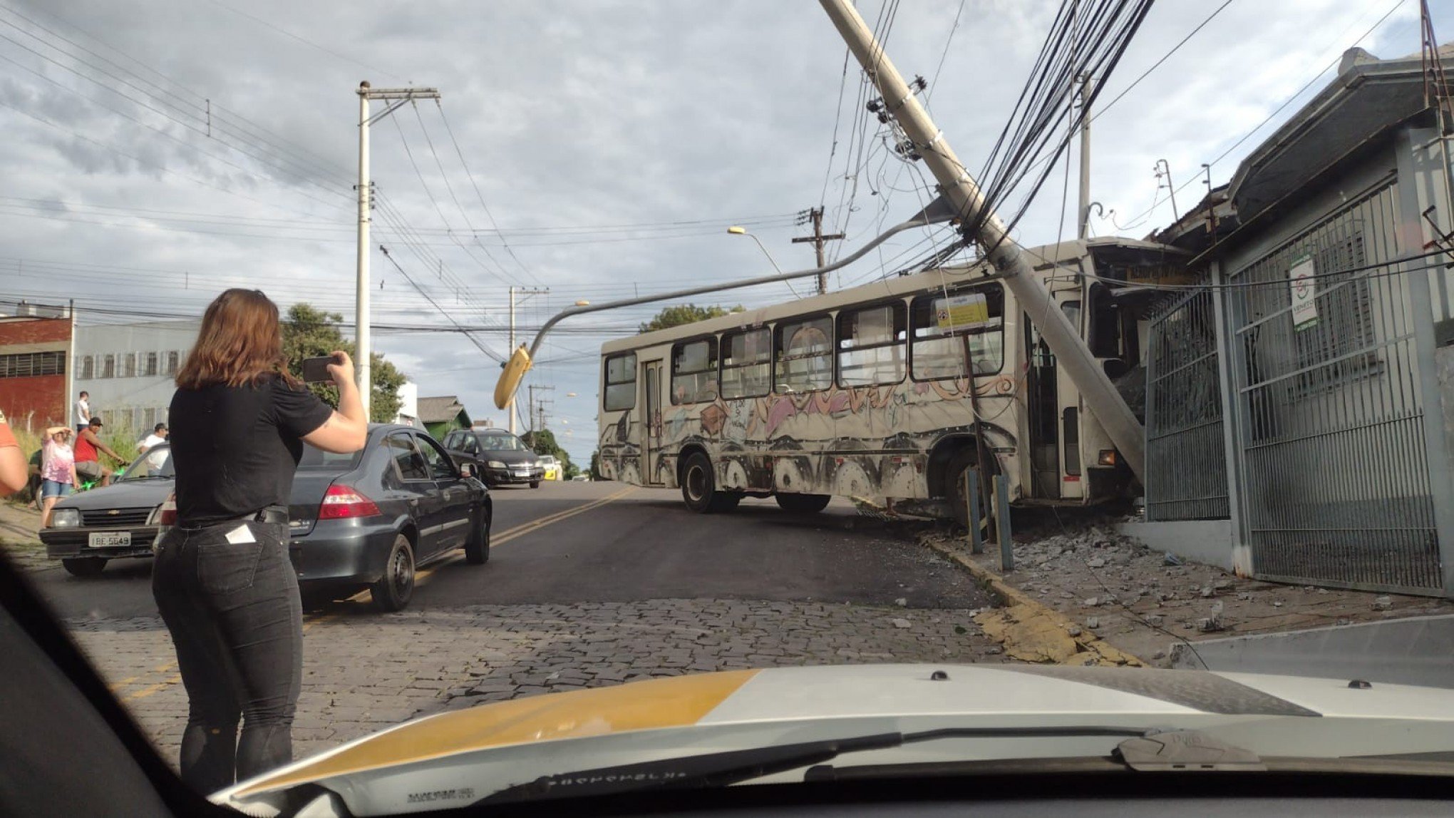 Ônibus invade casa na Serra gaúcha; veja imagens