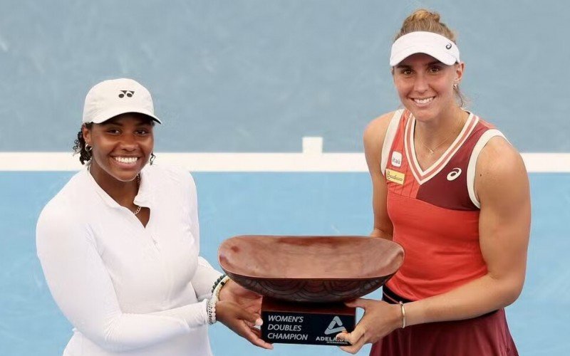 Americana Taylor Townsend e Bia Haddad Maia com a taça de duplas de Adelaide | abc+