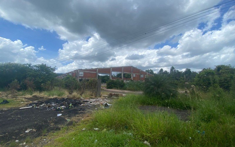 Terreno que seria para construção da Havan segue sem movimentação e área é usada para queimar lixo | abc+