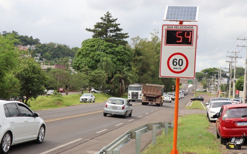 InstalaÃ§Ã£o de controladores de velocidade no trecho da morte representam o inÃ­cio da preparaÃ§Ã£o do perÃ­metro para as obras emergenciais que serÃ£o realizadas pelo Dnit, entre EstÃ¢ncia Velha e Novo Hamburgo